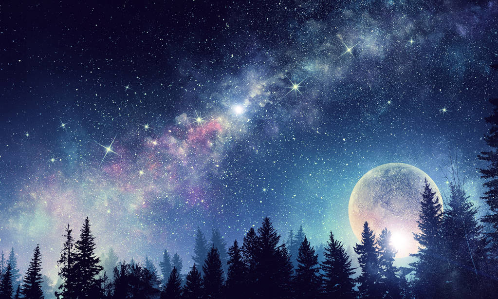 夜空中的满月