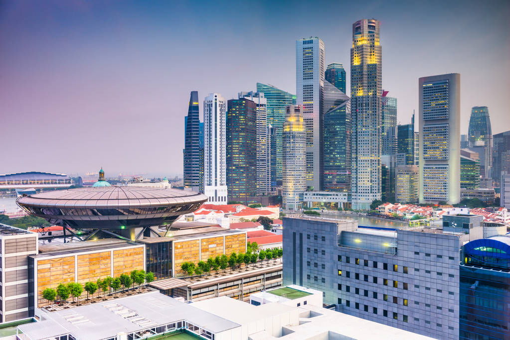 新加坡市中心的天际线与最高法院大楼在黄昏.