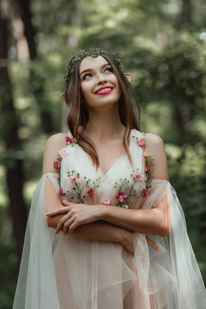 年轻梦幻般的女人与精灵的耳朵穿着花