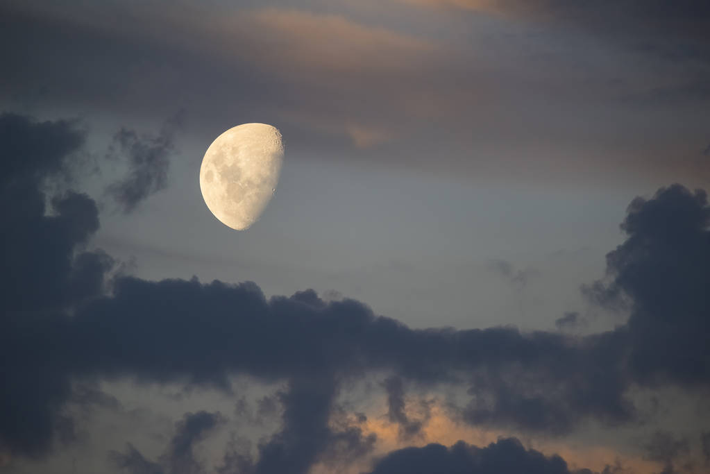 天空背景下的满月