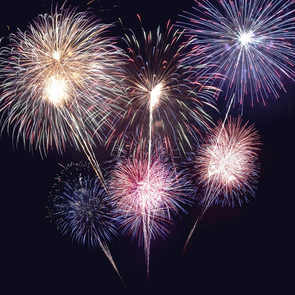 烟花与剪影美丽的节日。新年烟花;祝贺并庆祝新年.