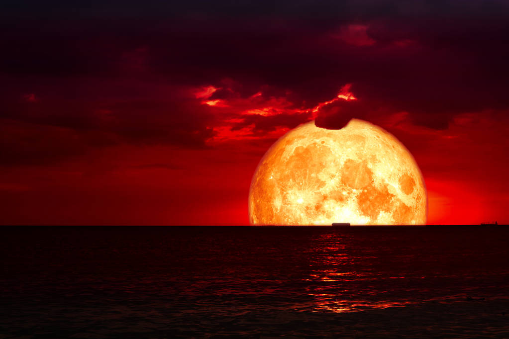 半血月在夜间海和背面剪影红云, 这张图片的元素由 Nasa 提供