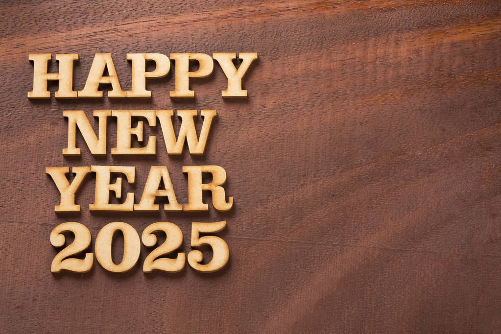 快乐的新年2025年在木制信件-文本空间
